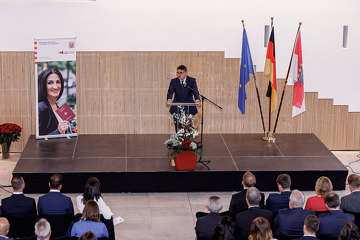 Blick auf die Bühne: Ansprache Boris Rhein, Präsident des Hessischen Landtags