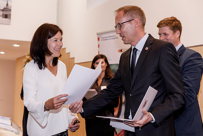 Überreichung Einbürgerungsurkunde durch den Hessischen Minister für Soziales und Integration, Kai Klose