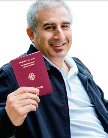 Foto von einem Mann mit einem Reisepass